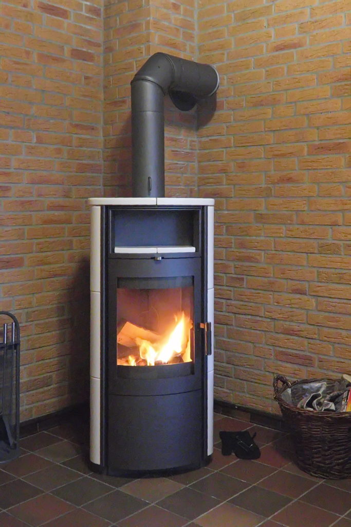 pelletofen mit scheitholz und wassertasche